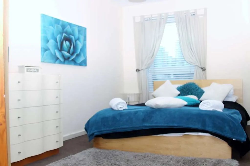 Tony Asga - Aishasakina Apartments Edinburg Hotell