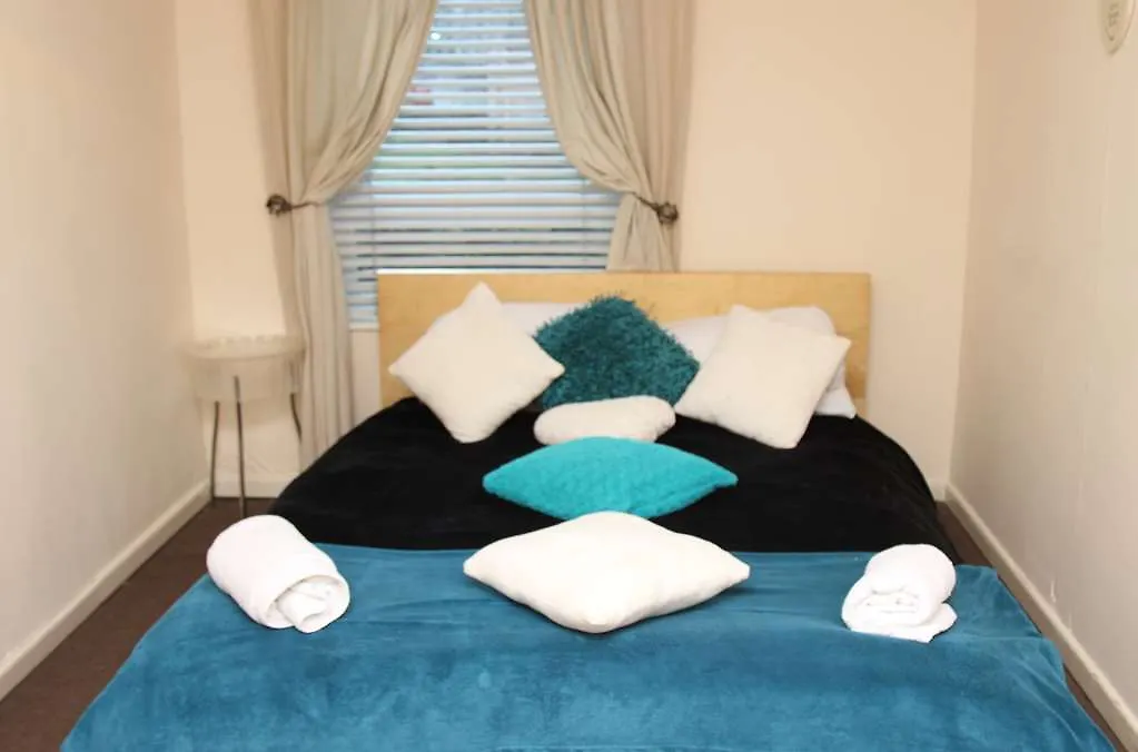 Tony Asga - Aishasakina Apartments Edinburg 0*,  Storbritannien