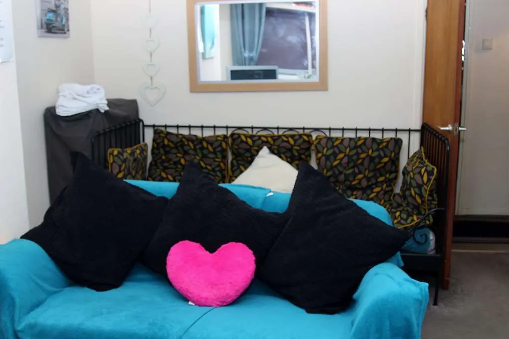 Hotell Tony Asga - Aishasakina Apartments Edinburg